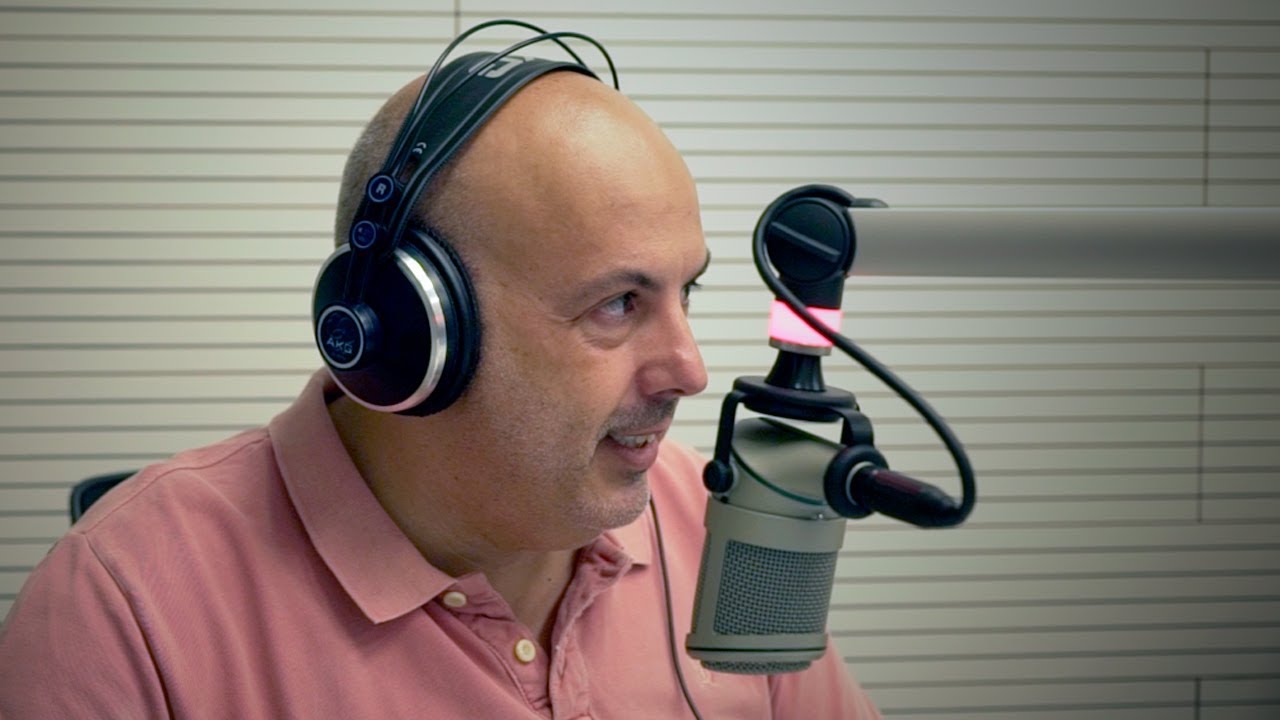 Pedro Sousa comenta not&iacute;cias de desporto na R&aacute;dio Observador