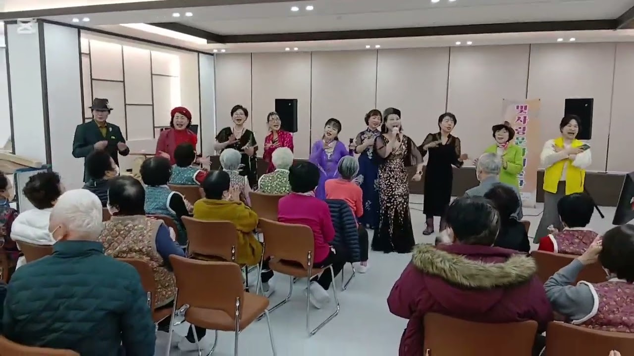 #풍악을울려라 가수권진경 한마음 실버케어센타 봉사중한컷 빛사랑문화예술단  👍 👍 👍 최곱니다 