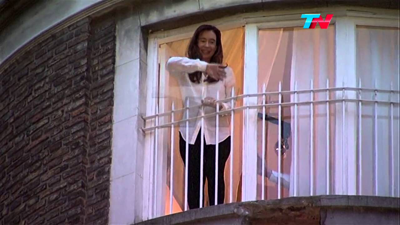 Cristina Fernández de Kirchner bailando en el balcón