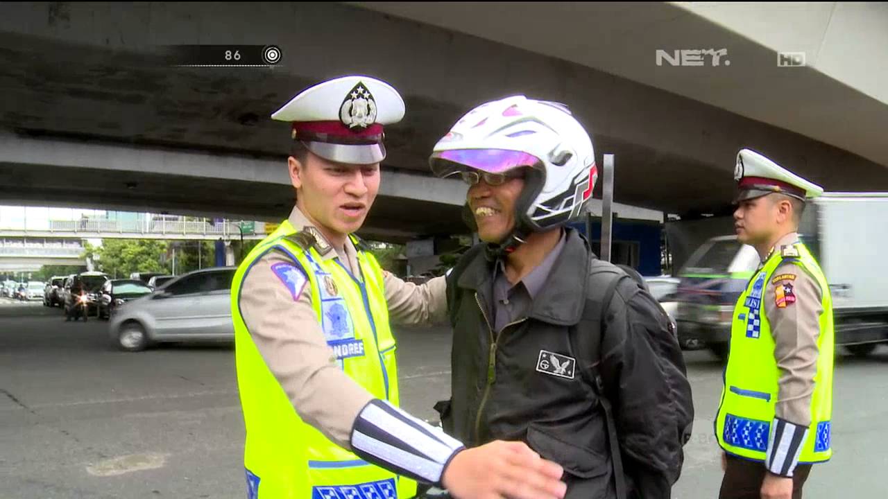 BRIPDA Andre F. Damanik - Penindakan Pengendara Motor yang Melanggar di Perempatan Kuningan