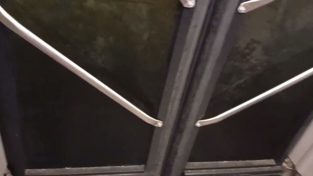 ירידה מהיוטונג e12 החשמלי של קו 30א מקרית אונו לראש העין בתחנה האחרונה חבקוק מרים הנביאה ראש העין 