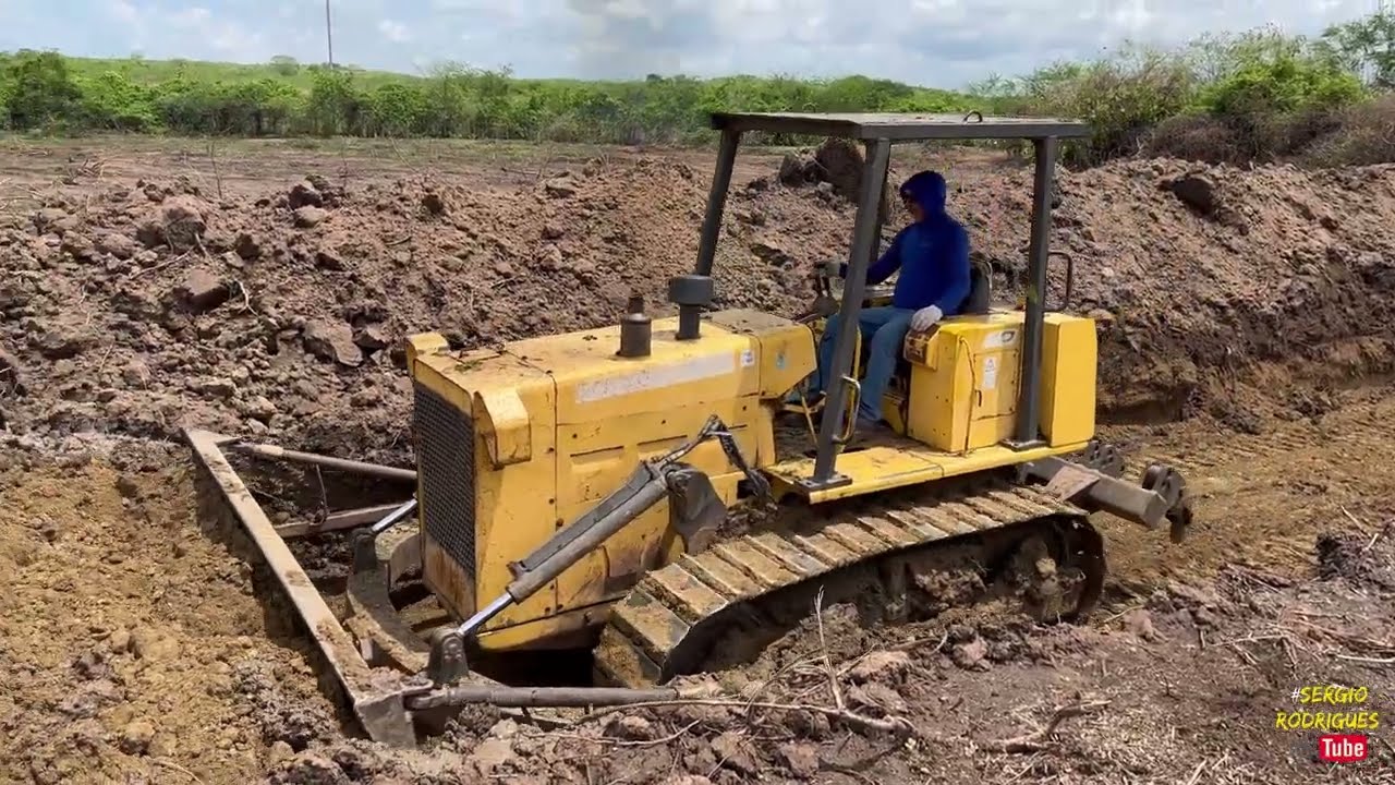 Trator 7D preenchendo alicerce de açude