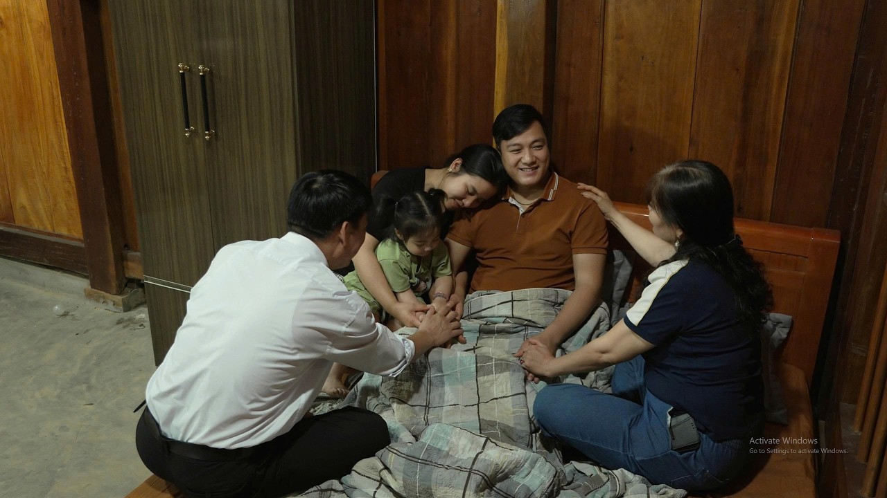 After many days of hardship and suffering, Doctor Long finally regained his memory. L&yacute; Tử Yến