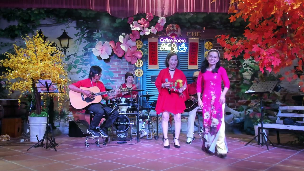 Anh cho em mùa xuân  - Sáng tác: nhạc Nguyễn Hiền, thơ Kim Tuấn  - Trình bày : Vy Lê