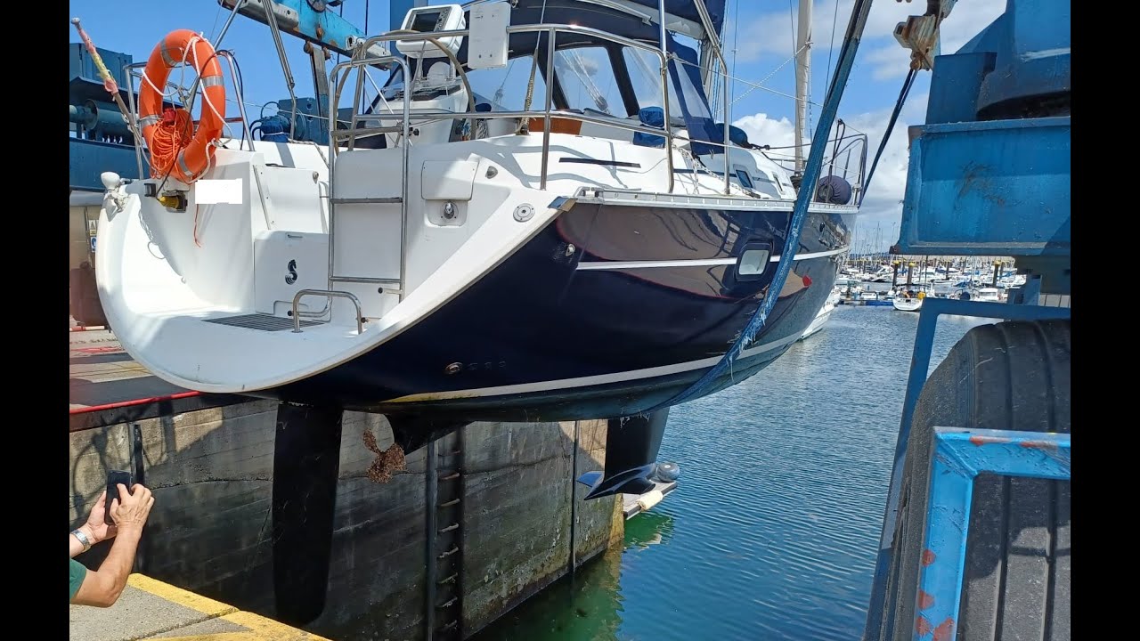 Mantenimientos en la varada de un velero. Limpieza, antifouling de hélice y casco y cambio de ánodos