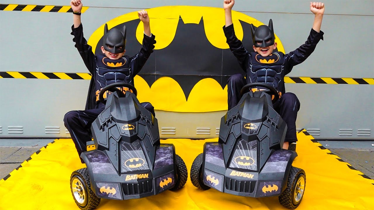 Vlad e Niki fingono di essere Batman e giocano con i giocattoli di Batman