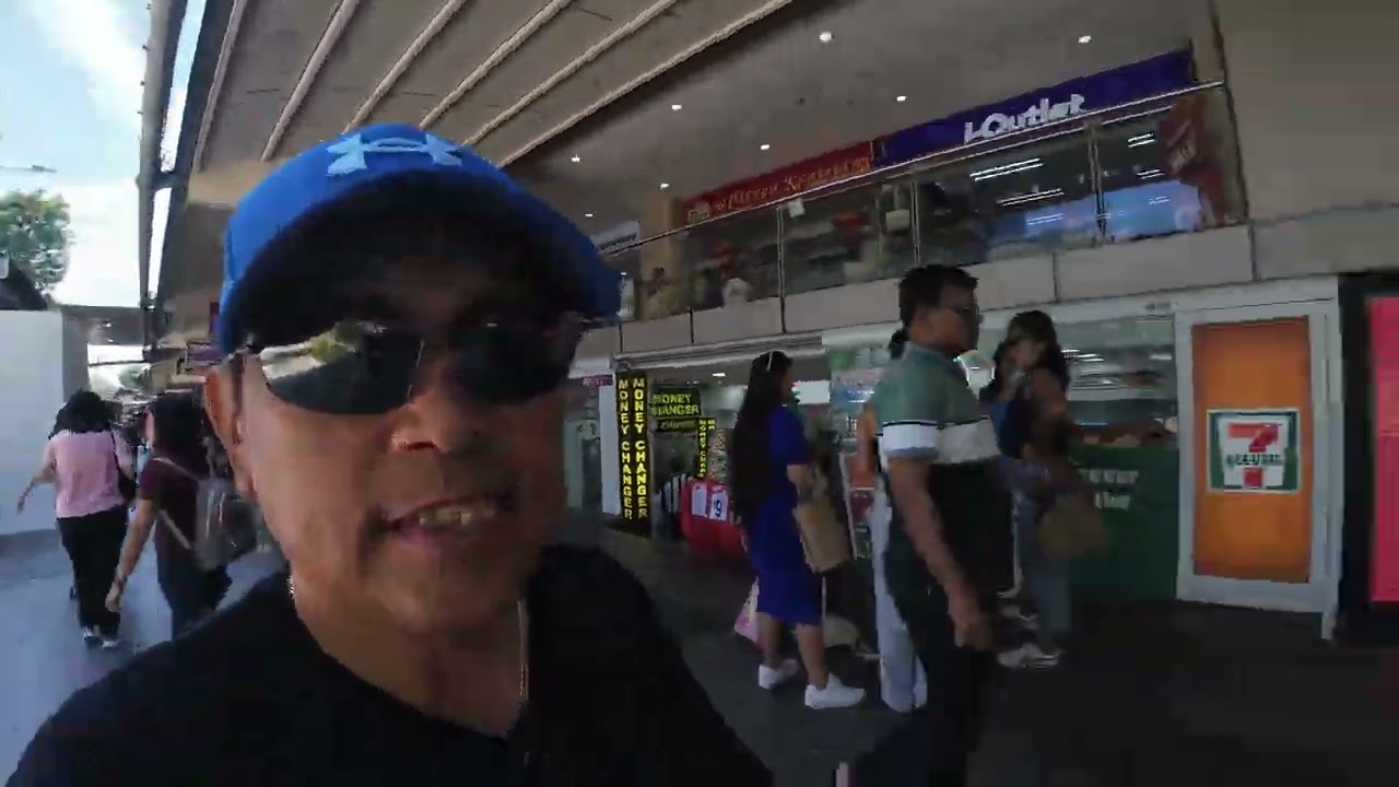 Walking in Singapore 