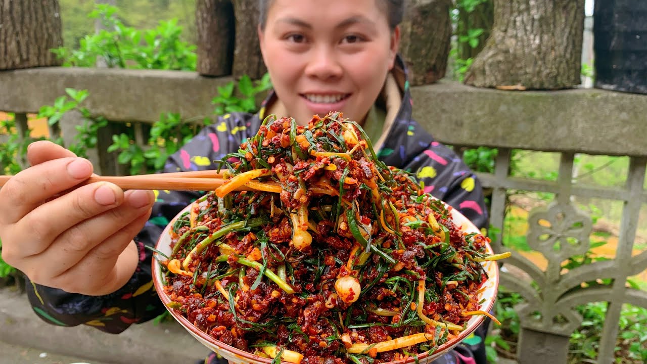 今天挖一籃子野蔥，加堆辣椒一起炒，配上黃瓜爆辣下飯能吃兩大碗Today, I have fried chili with wild scallion