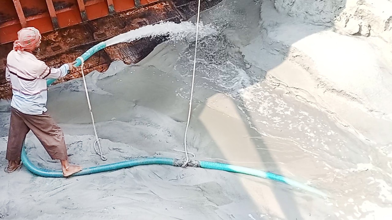 Incredible Sand Sluicing: Watch a Worker Unload a Massive Barge with a Powerful Water Jet!