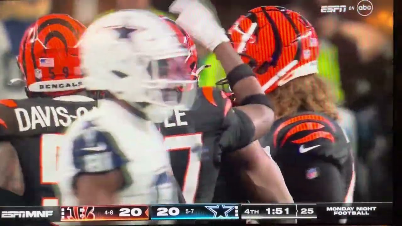 Cowboys block punt but player touches ball, recovered by Bengals. 12.09.2024