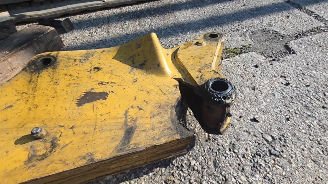 Oprava zlomeného ramene bagru CATERPILLAR 302 Repair of a broken boom on a Caterpillar 302 excavator