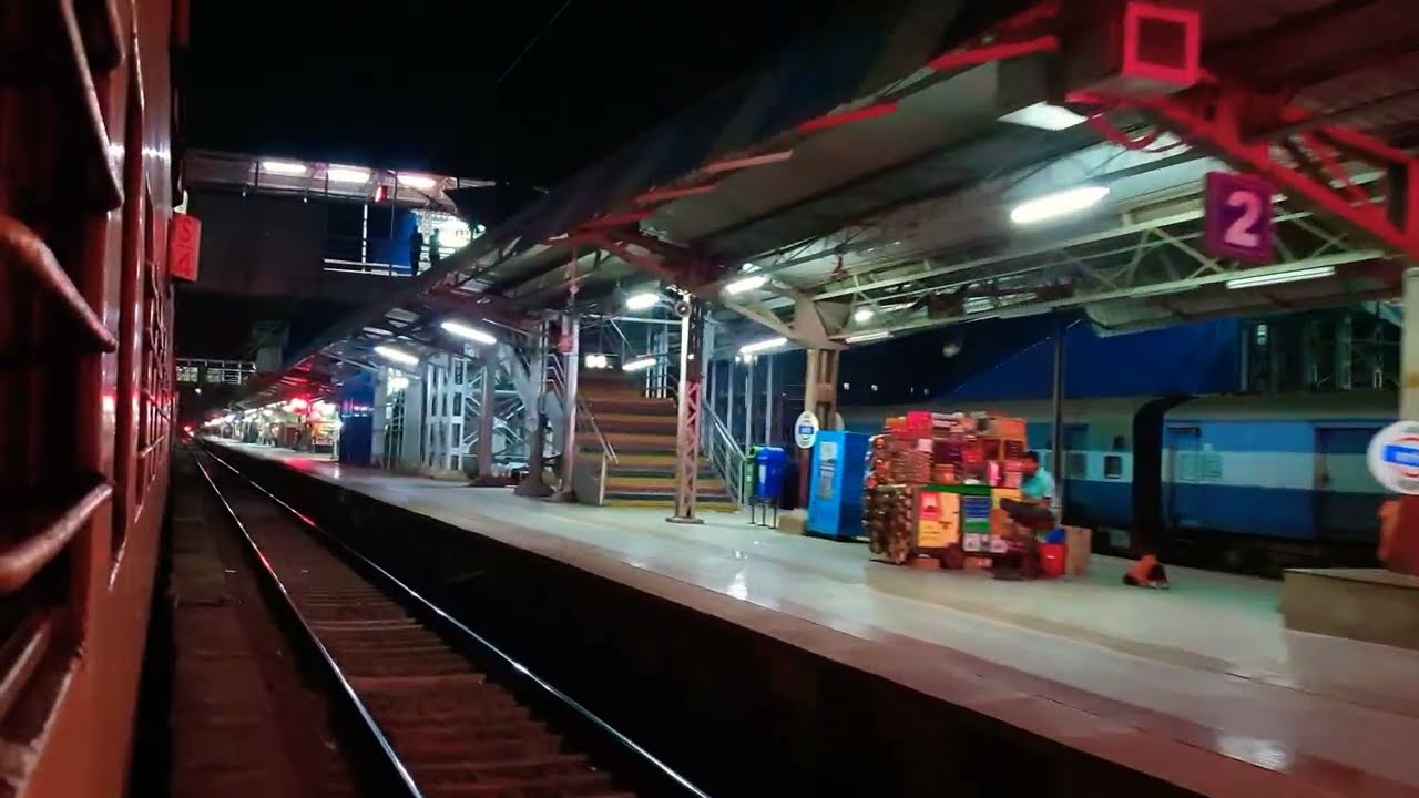 Vapi station arrival,departure & announcement || 19019 BDTS-Haridwar Dehradun exp