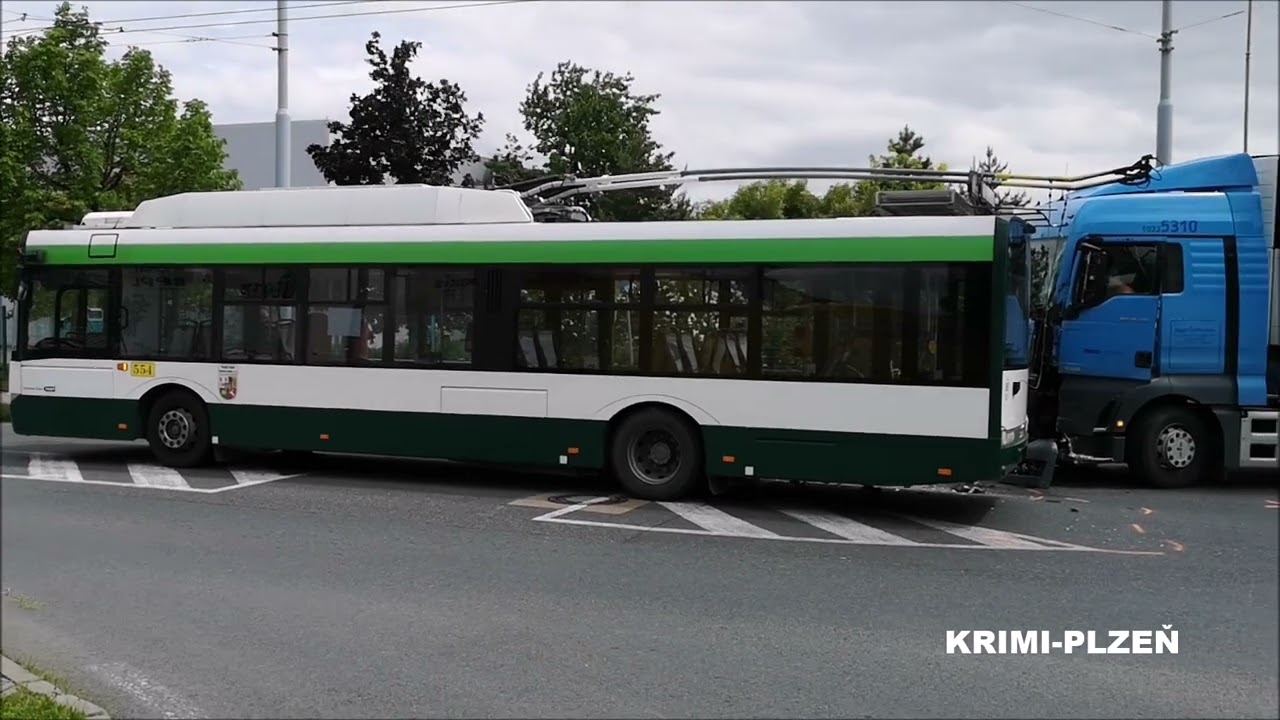 Střet kamionu s trolejbusem