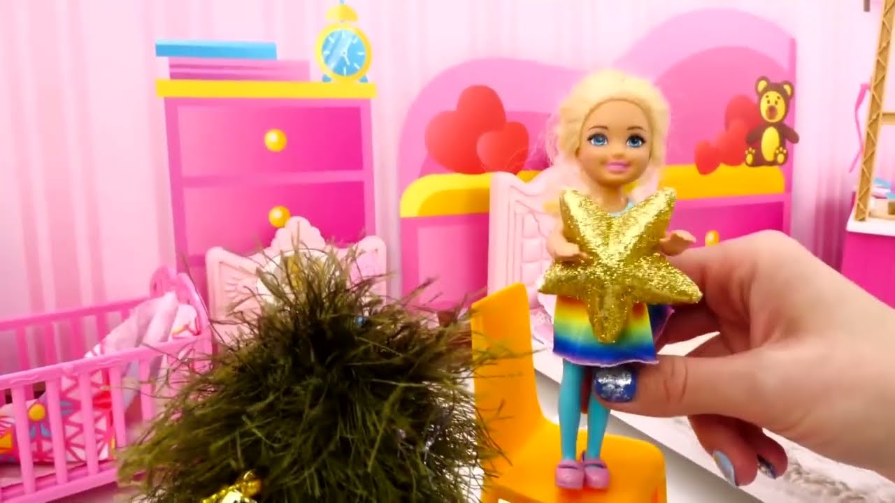 La festa di Natale a casa di Barbie. Video divertenti per bambini.