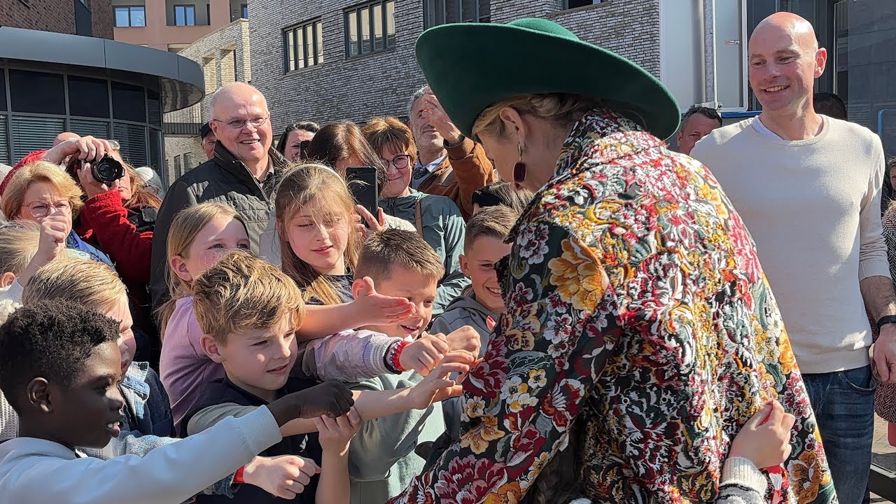 Als een popster: Máxima ontpopt zich tot ‘knuffelkoningin’ tijdens bezoek aan Kerkrade