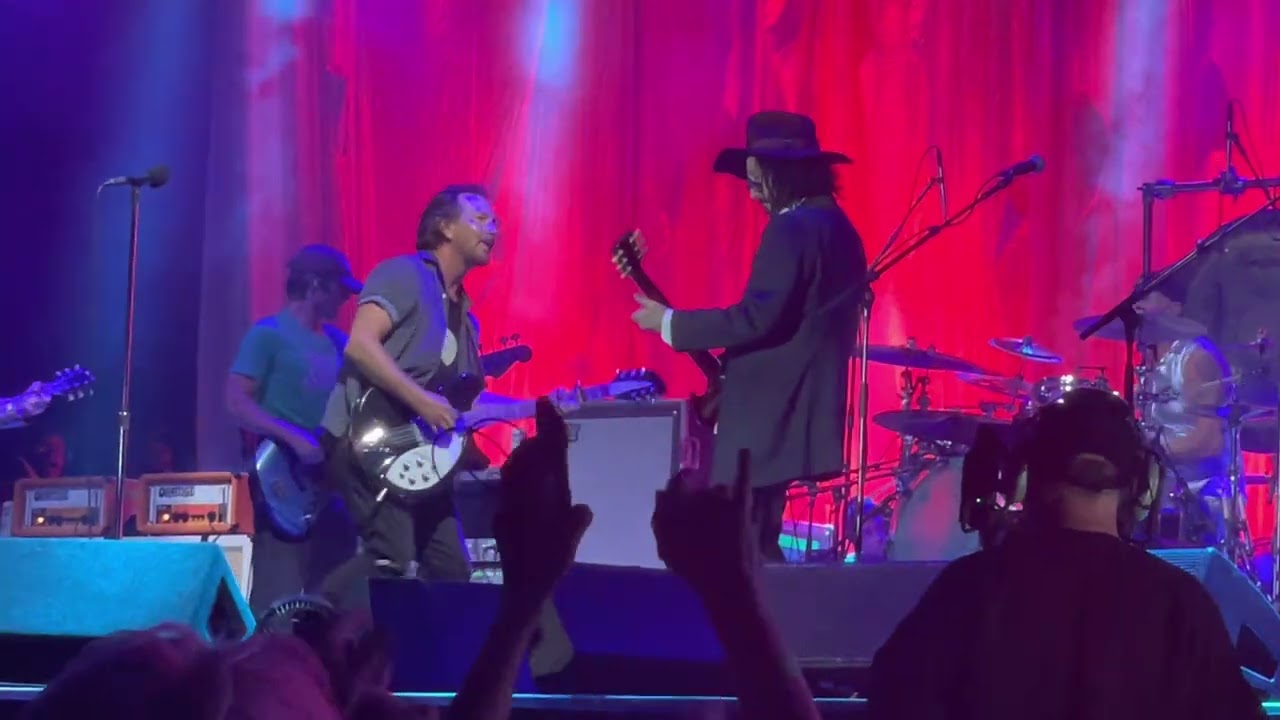 Eddie Vedder & The Earthlings w/ Mike Campbell 