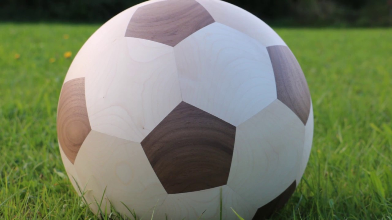 Fußball aus Holz - CNC-Holzbearbeitung 5-Achs-Maschine HOMAG Venture BMG 311