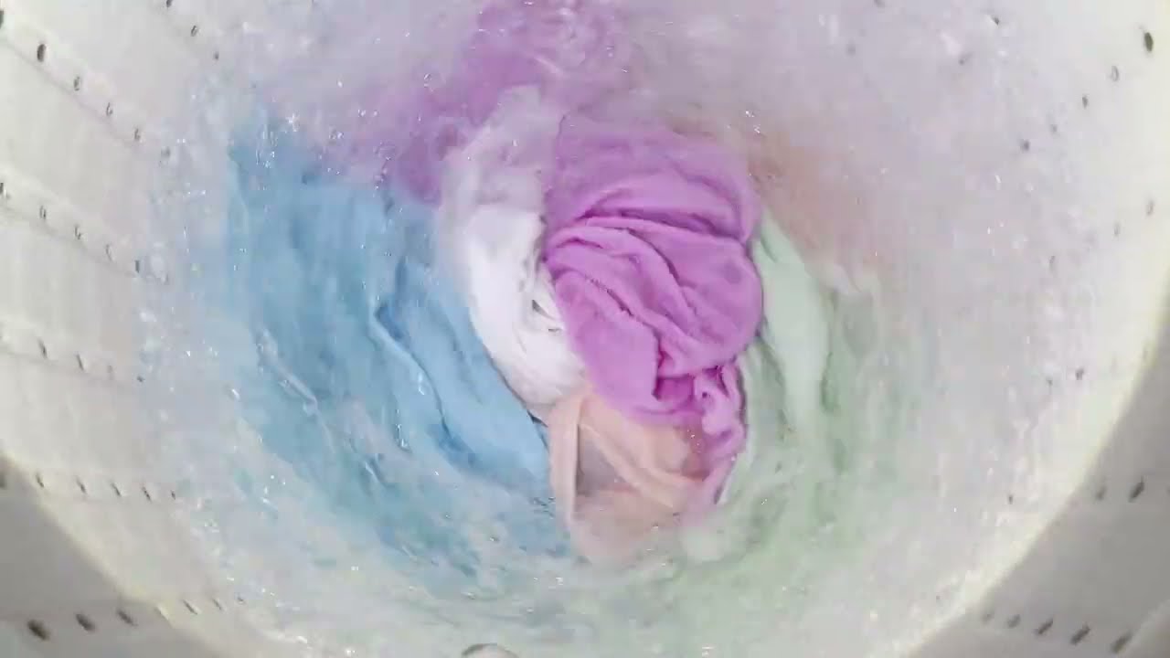 4K動画 洗濯機の回る様子を眺める