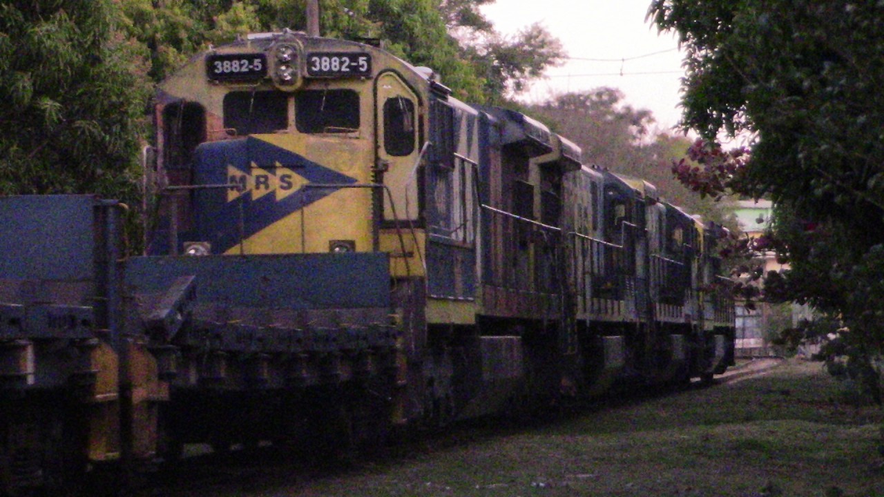 Trem bobineiro vazio da MRS com 4 locomotivas passando em Vinhedo e Louveira