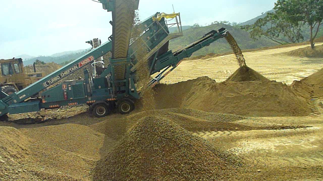 Powerscreen Chieftain 1400 at work with 3-way split