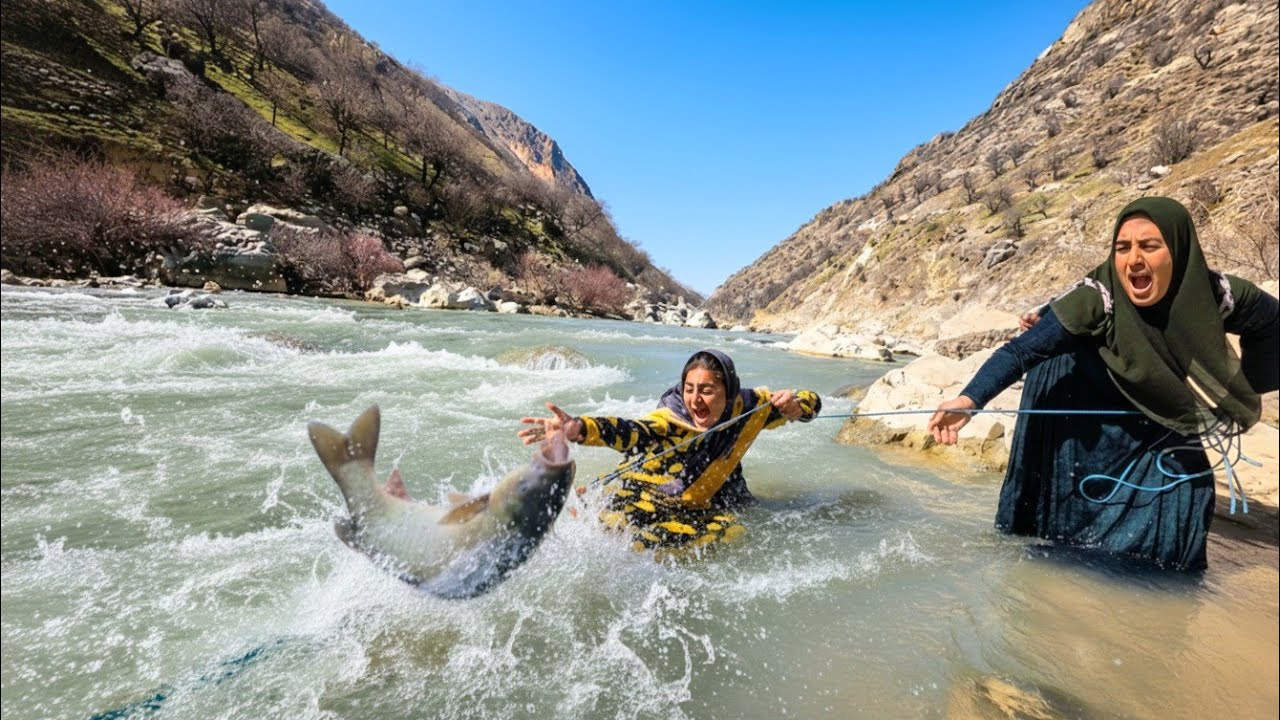 🐟🔥 Unbelievable Catch! Brave Nomad Woman Catches a Giant Fish