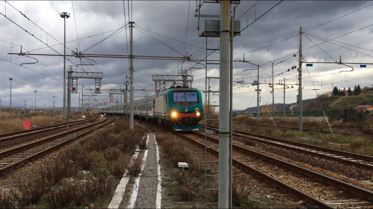 Treni in arrivo e partenza alla stazione di Cosenza con varie composizioni.