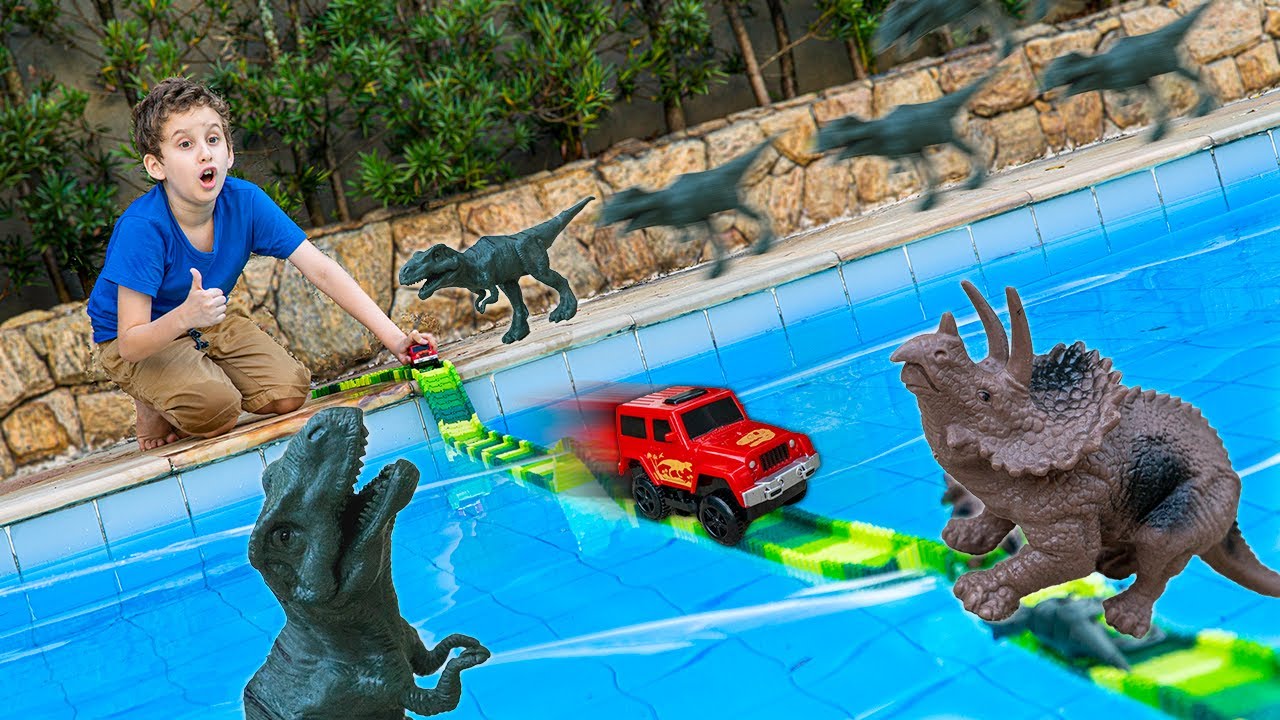 PISTA DE CARRINHOS COM DINOSSAUROS NA PISCINA 2 - Vídeo Infantil - PAULINHO E TOQUINHO