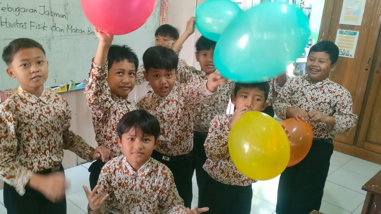 MENYANYIKAN LAGU 