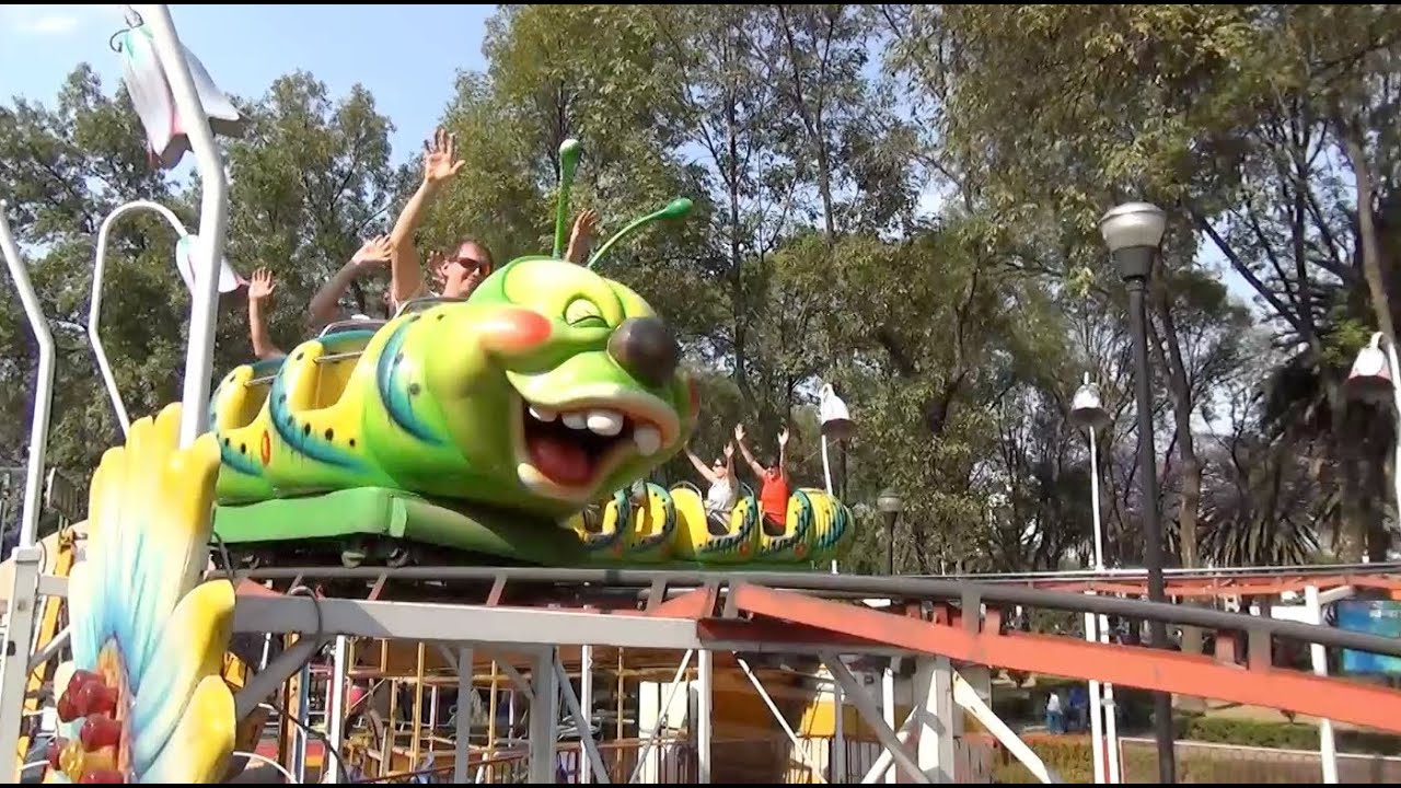 Американские горки Wacky Worm в Мехико, вид с высоты птичьего полёта, парк Франсиско Вилла