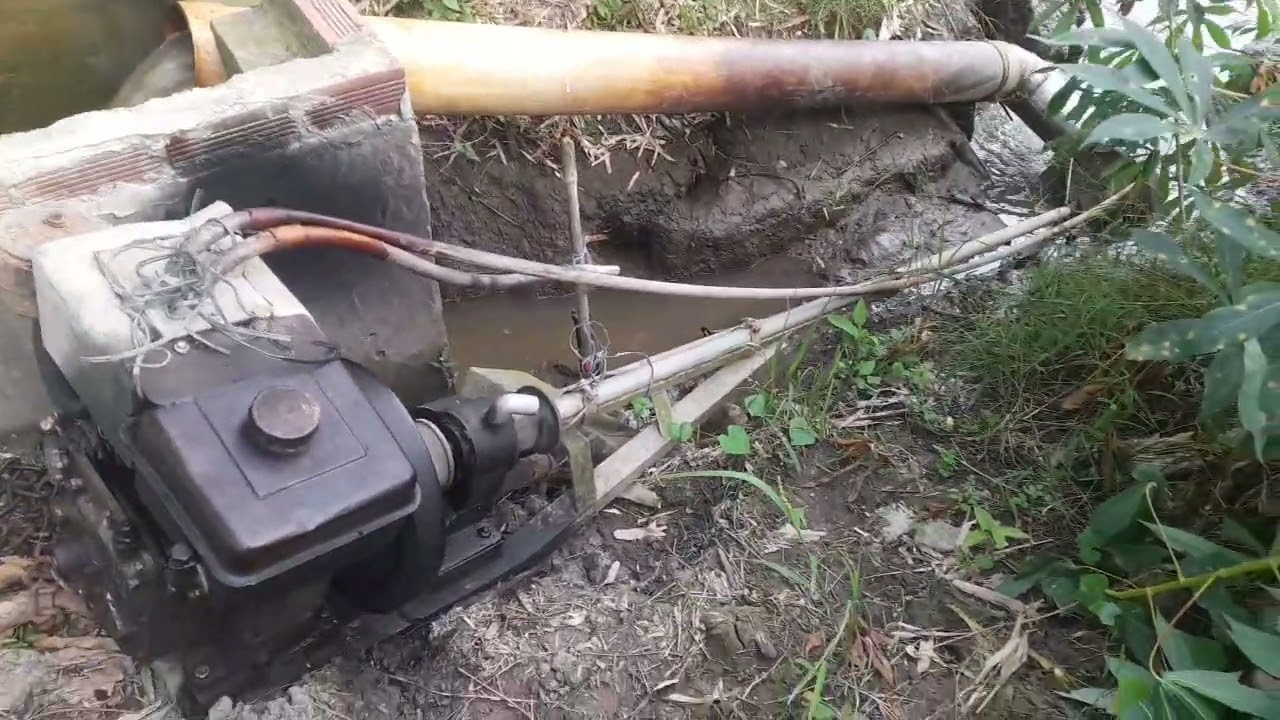 Chiếc máy dầu hút nước ruộng tránh ngập mùa lũ về