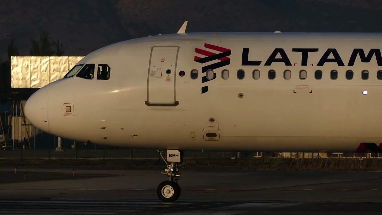 Airbus A321-211 Latam CC-BEH Landing Scel