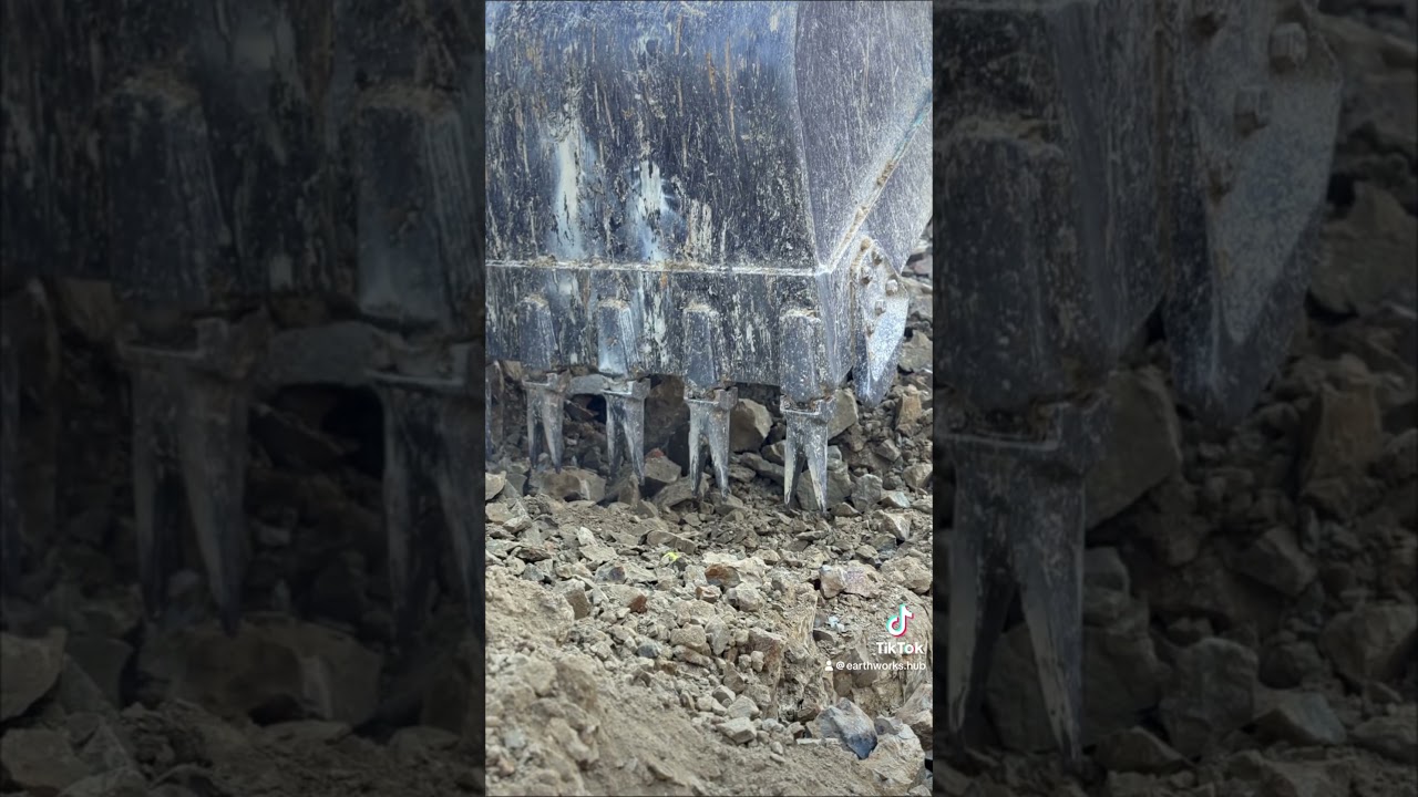 Tiger teeth on a 35t excavator to break the mudstone