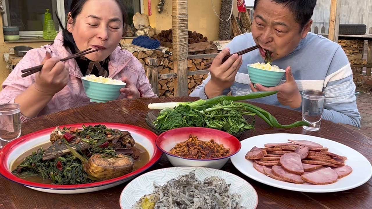 翠花今天做鐵鍋柳蒿芽燉魚，老公感嘆和恐龍吃一樣的食物，真香！ 【東北翠花】