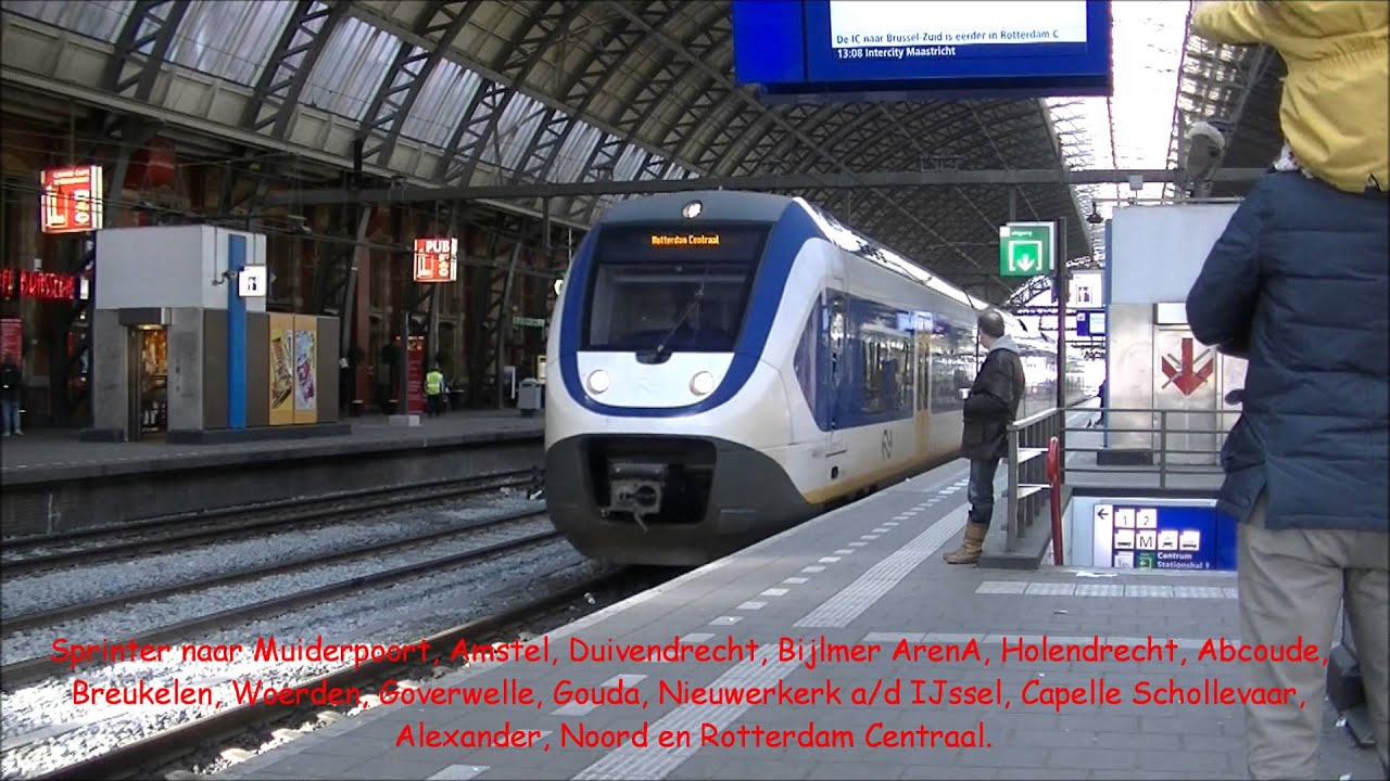 Treinen op Amsterdam Centraal en het Westerdok