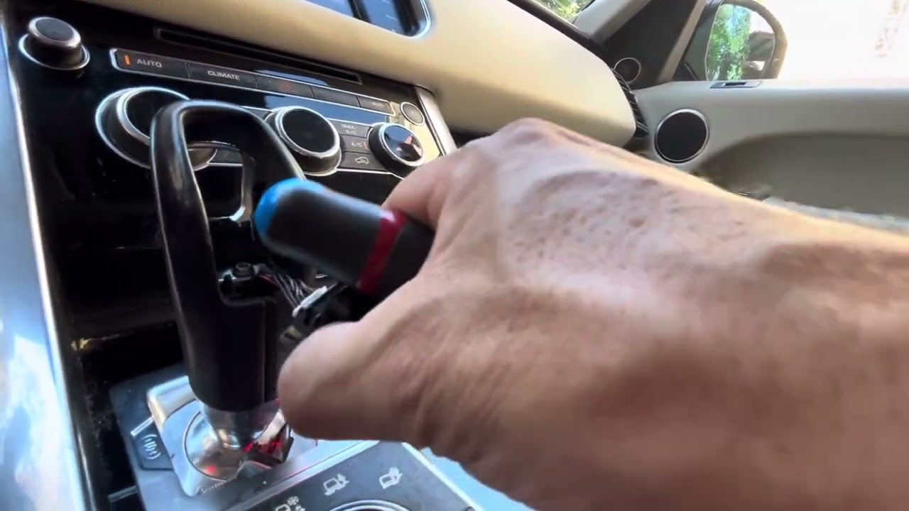 Levier de vitesse bloqué Range Rover Sport bouton cassé pas de panique!