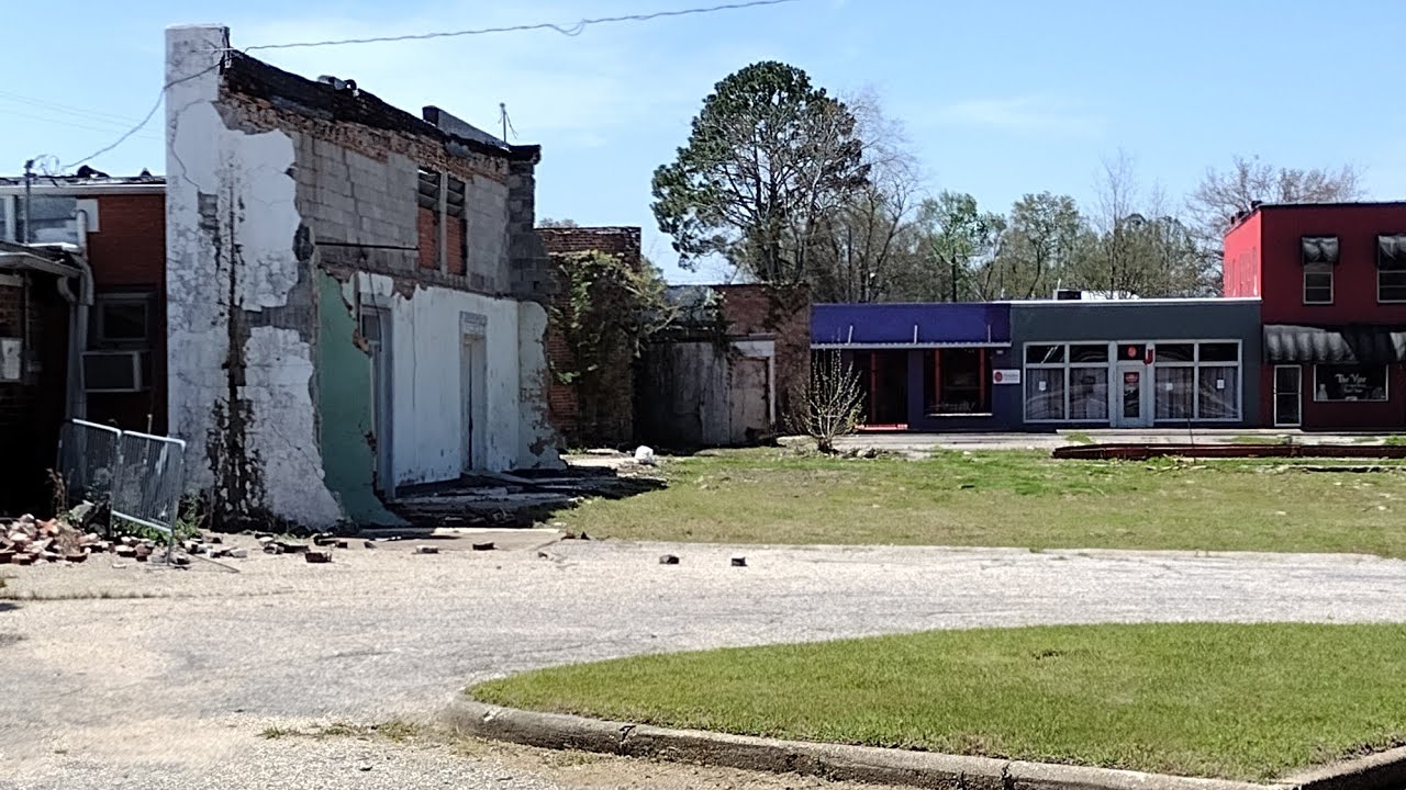 York Alabama... a city of urban decay and speed bumps 😮😮