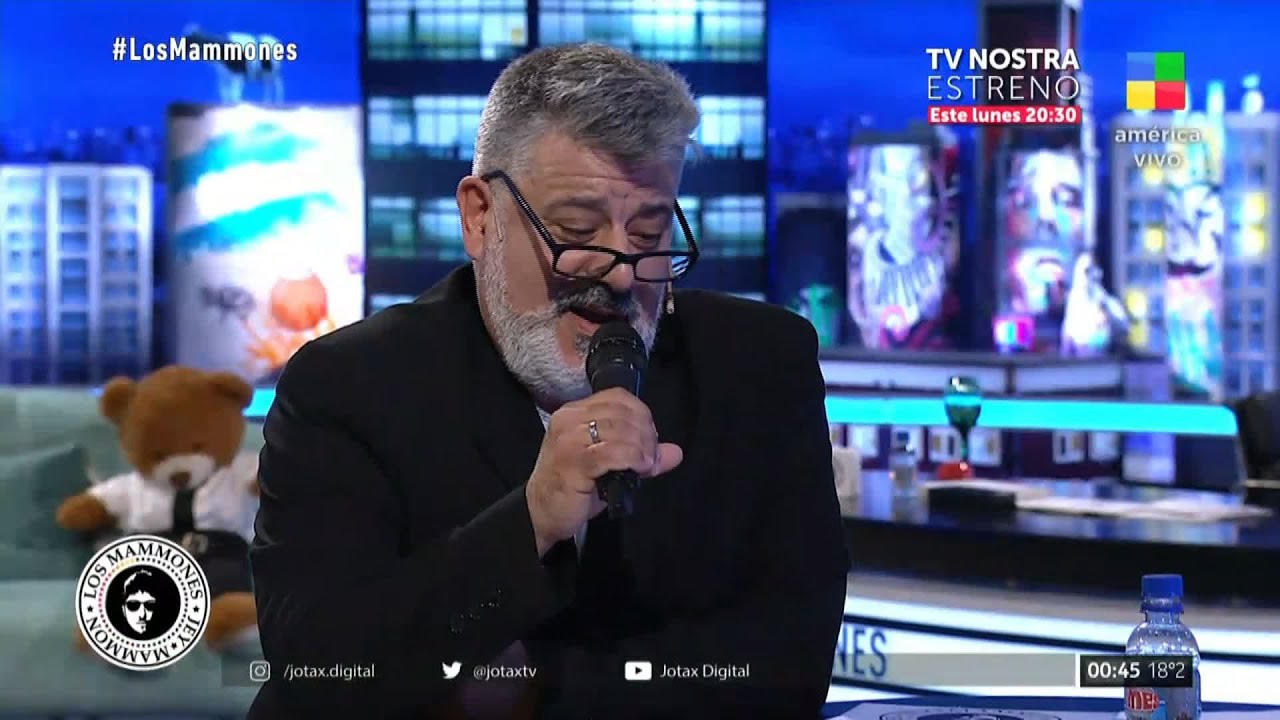 Pichu Straneo cantó como Homero Simpson, Horacio Guarany y Plácido Domingo en la "Rockola Mammona"