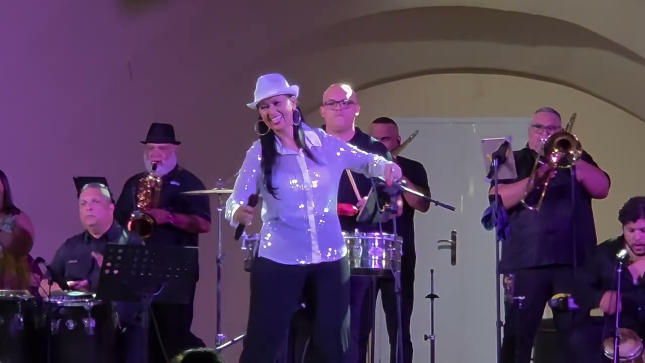 Victoria Sanabría y el encendido de la Navidad en Cabo Rojo