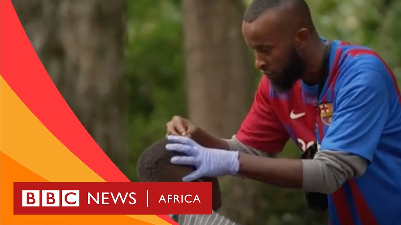 Les barbiers qui aident les migrants à se sentir plus à l'aise à Paris - BBC Actu Jeunes