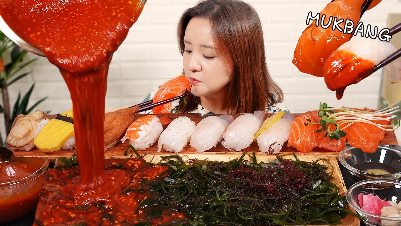 МУКБАНГ :) лосось и ассорти суши, острый кисло-сладкий салат из морских водорослей.