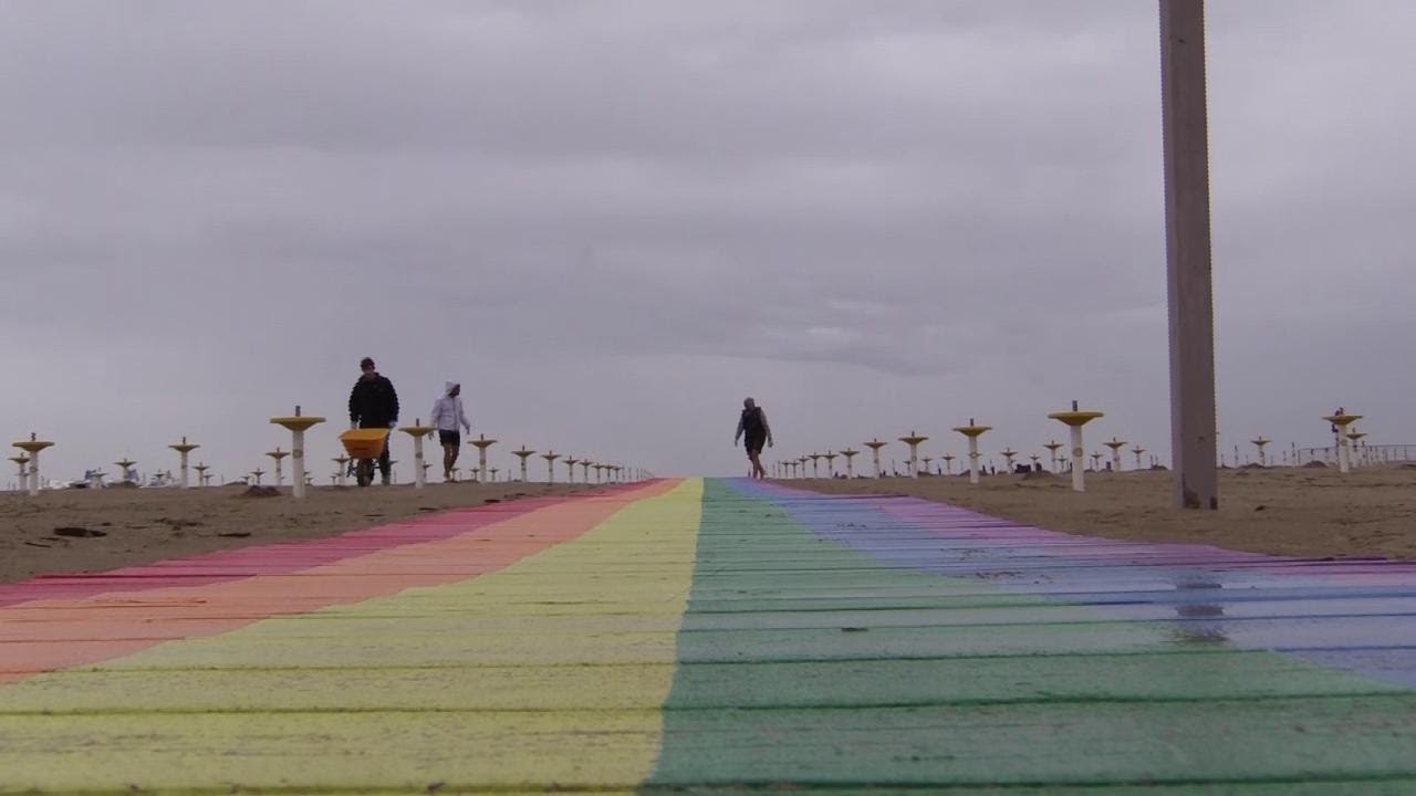 Rimini, al bagno 27 una passerella arcobaleno: 