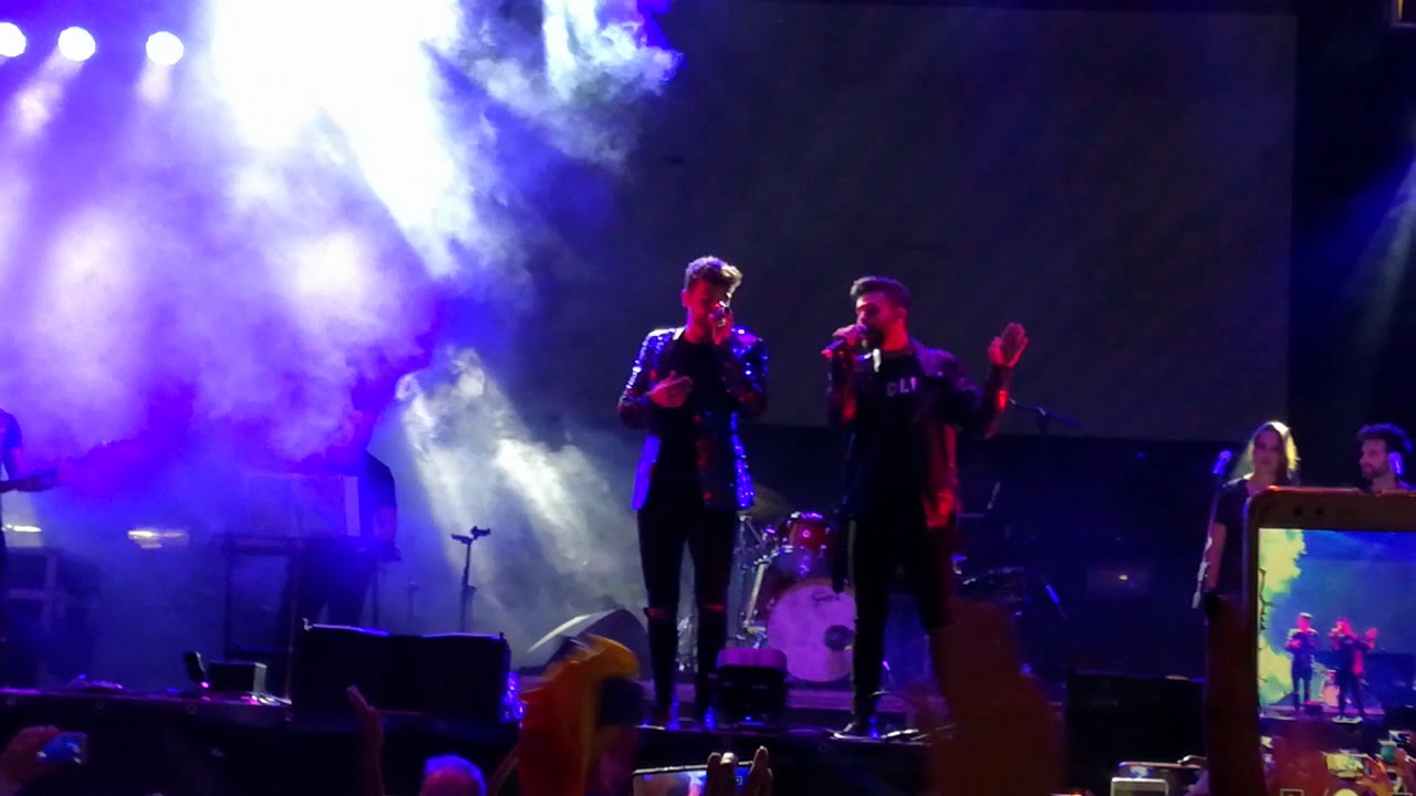 Ricky Merino y Agoney (OT) cantando 