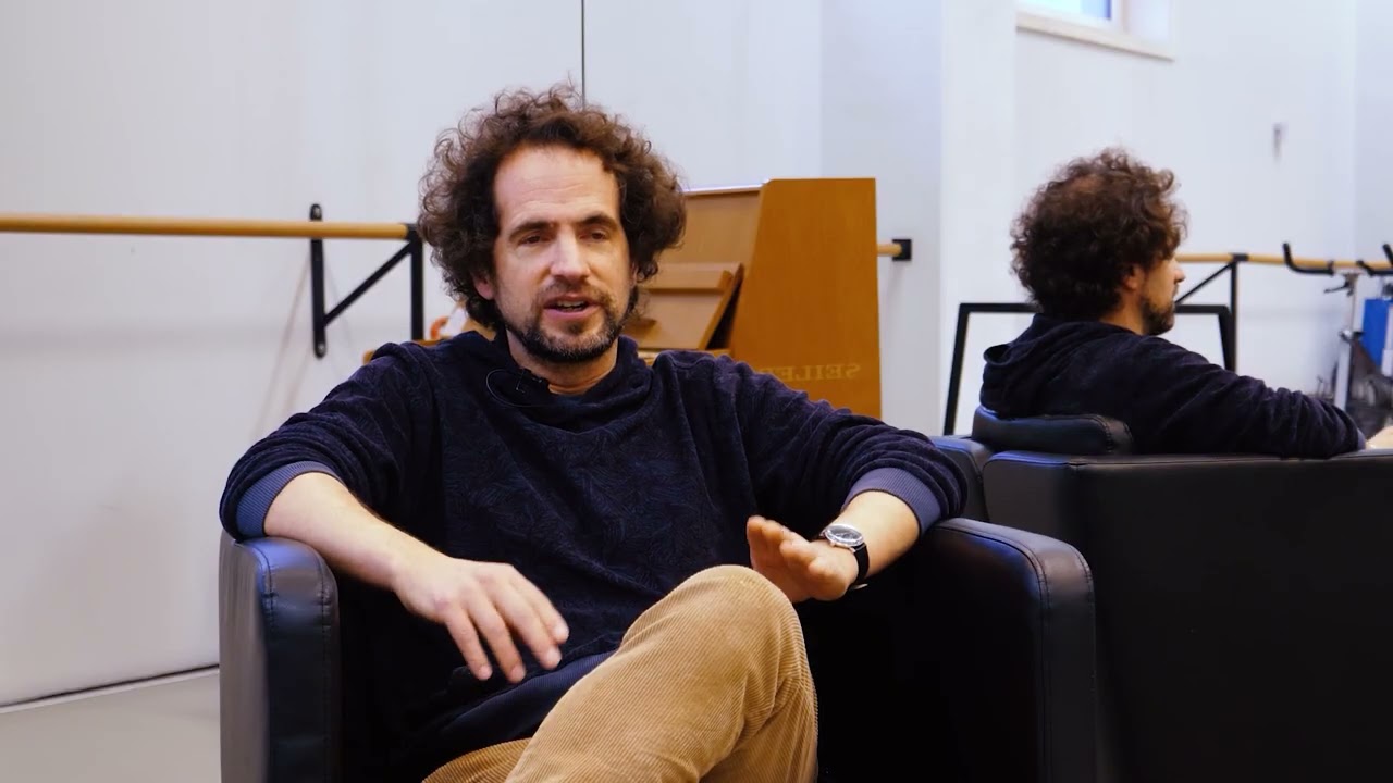 Tenor Stefan Cifolelli en dirigent Jonathan Stockhammer over het repetitieproces van Satyagraha