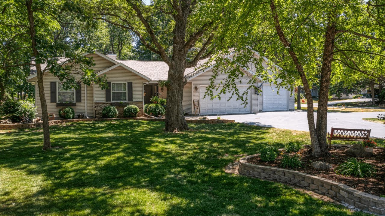 1235 Oakwood Lane, Elkhorn, WI