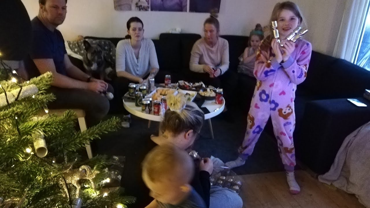 NADIAS JULETRÆ🎄DET SNEER❄️HOLLIE HAR SKOLDKOPPER😲