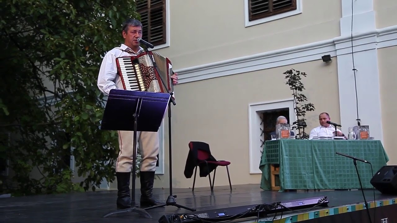 Péterpáter dalol