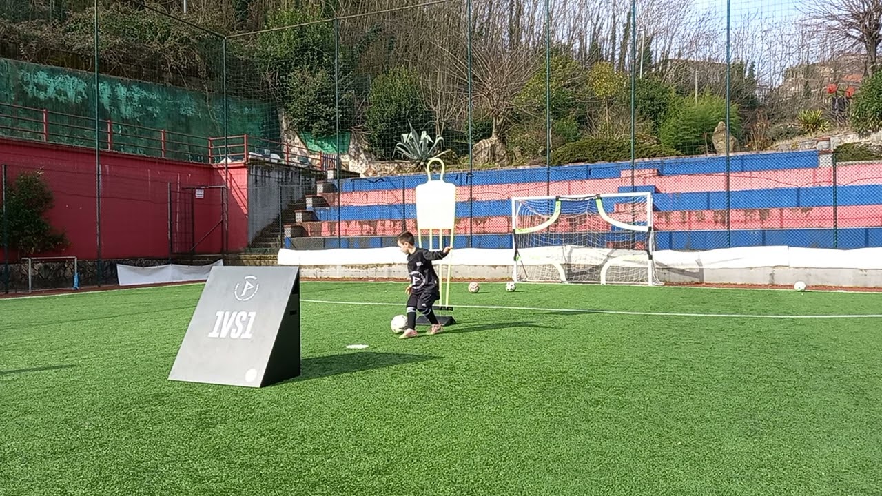 Insegnare per la prima volta la finta Rivelino a un bambino di 8 anni...!Ripetere per memorizzare⚽️
