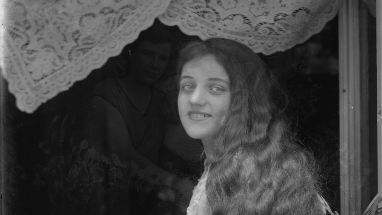 Faces of the non-existent town / Collection of glass plate negatives from the house at Rynek 4