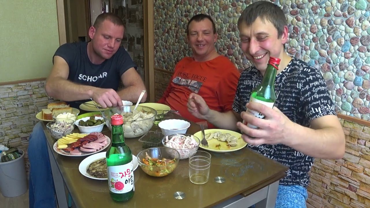 МУКБАНГ СОДЖУ JINRO И РУССКАЯ ЗАКУСКИ  MUKBANG KOREAN JINRO AND RUSSIAN FOOD