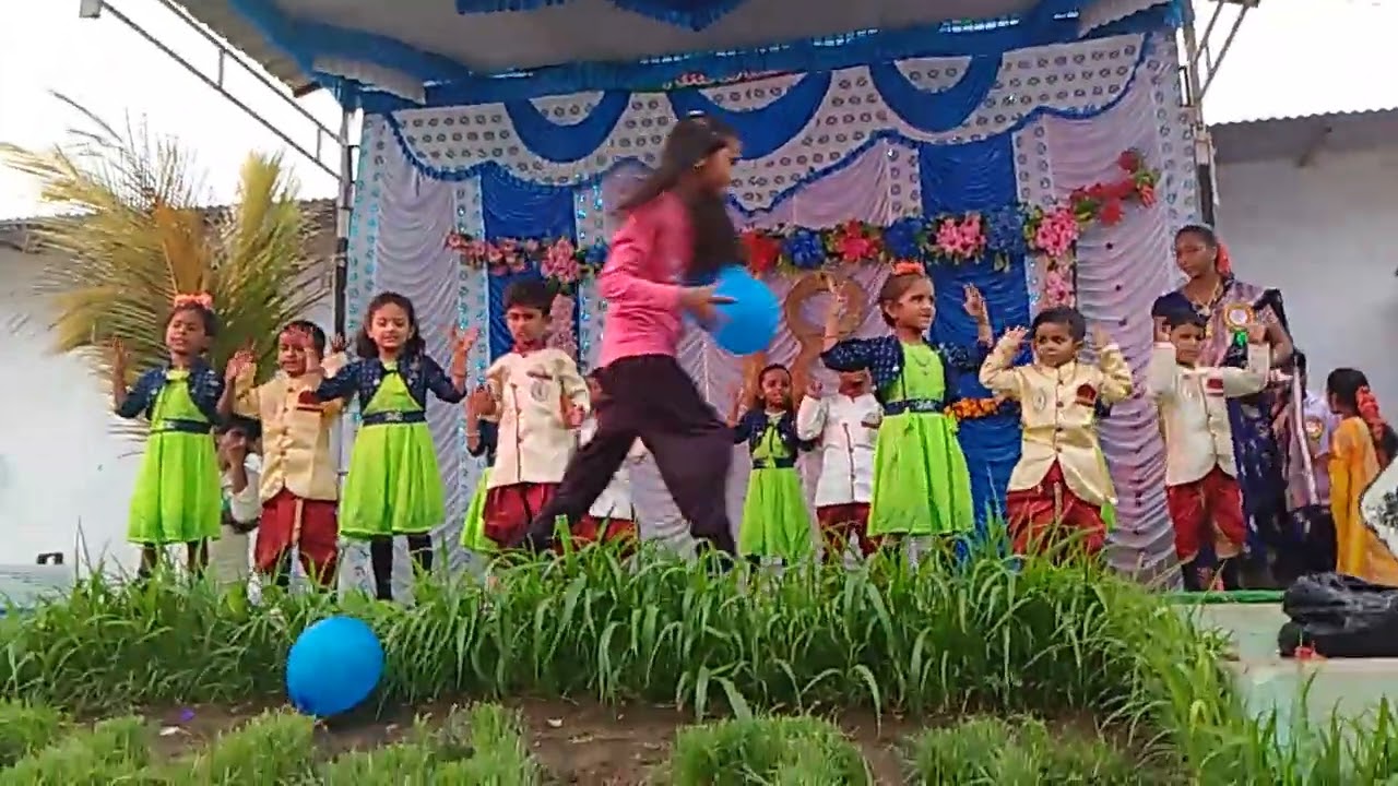 Saahus school lo dance performance chesadu ela undho comment cheyandi alage like cheyandi friends ❤️
